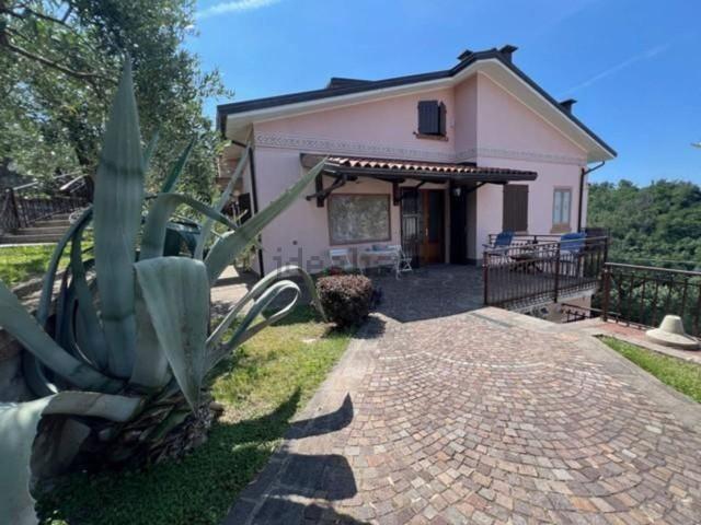 Case e ville in vendita di 300 m² in Viale Costa dei Landò