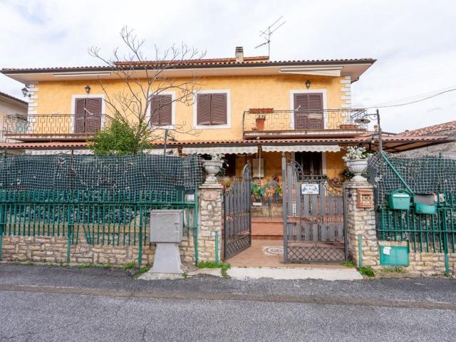 Case e ville in vendita di 300 m² in Viale della Gioventù, 4
