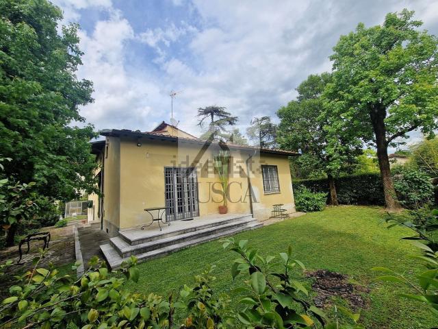 Case e ville in vendita di 300 m² in Viale Giuseppe Giusti