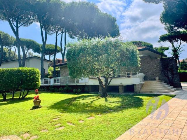 Case e ville in vendita di 300 m² in Viale John Fitzgerald Kennedy, 55041
