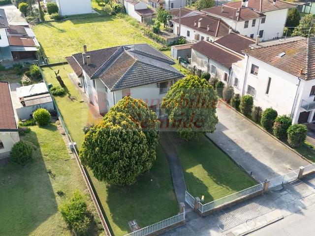 Case e ville in vendita di 300 m² in Viale Rinascita