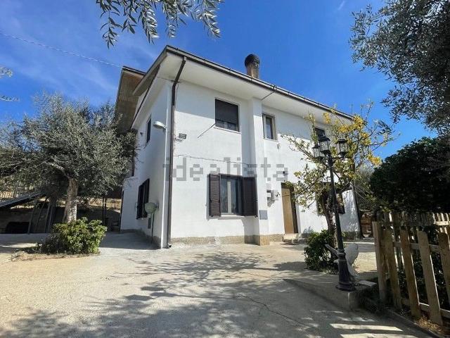 Case e ville in vendita di 300 m² in Contrada Vicenne, 3