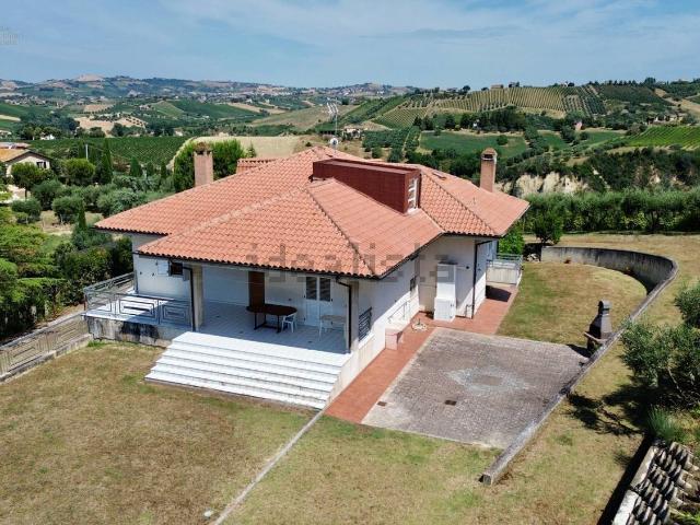 Case e ville in vendita di 300 m² in Contrada Palazzi, 9