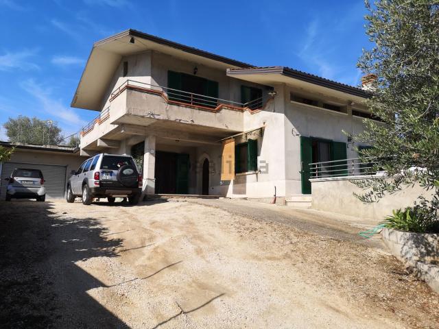 Case e ville in vendita di 300 m² in Contrada Sommito, 31