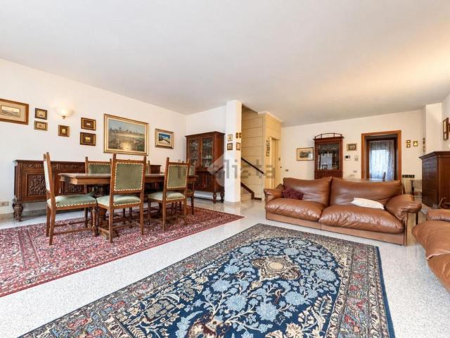 Case e ville in vendita di 300 m² in Corso Torino, 43