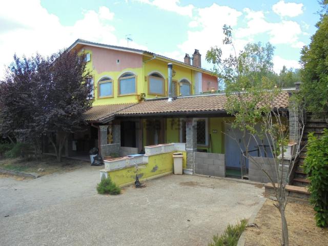 Case e ville in vendita di 300 m² in Strada Cassia Sud