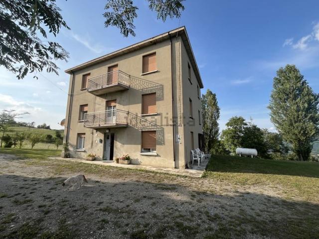 Case e ville in vendita di 300 m² in Strada Castellaro, 44