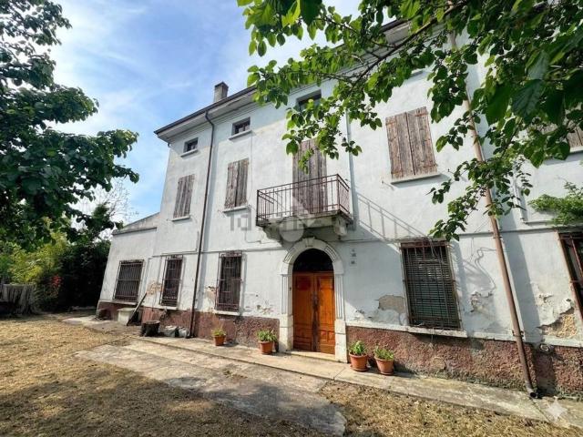 Case e ville in vendita di 300 m² in Strada Sacca, 40