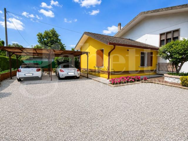 Case e ville in vendita di 300 m² in Strada Statale Romea