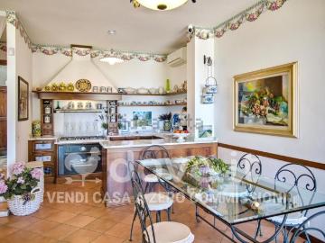 Case e ville in vendita di 300 m² in Strada Valera di Sotto, 62