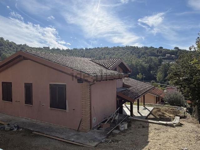 Case e ville in vendita di 300 m² in Strada Vittorio Alfieri