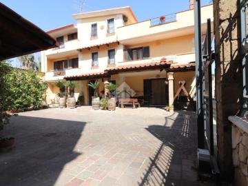 Case e ville in vendita di 301 m² in Via Alessandro Manzoni, 6