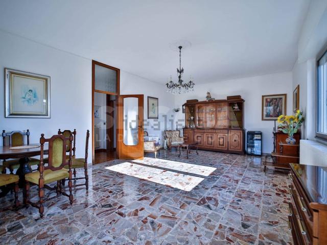 Case e ville in vendita di 301 m² in Via Biffi, 12