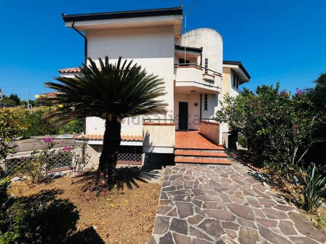 Case e ville in vendita di 301 m² in Via Filanda