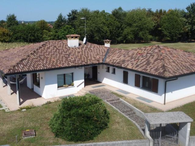 Case e ville in vendita di 301 m² in Via Leonardo da Vinci, 34