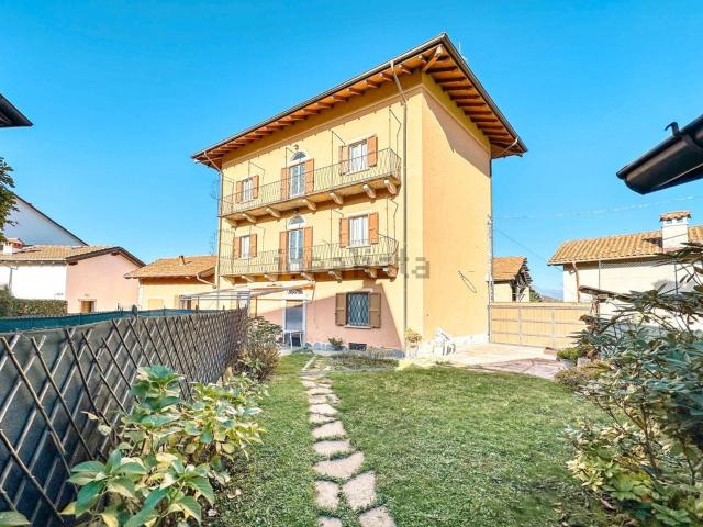 Case e ville in vendita di 302 m² in Via Barè, 2