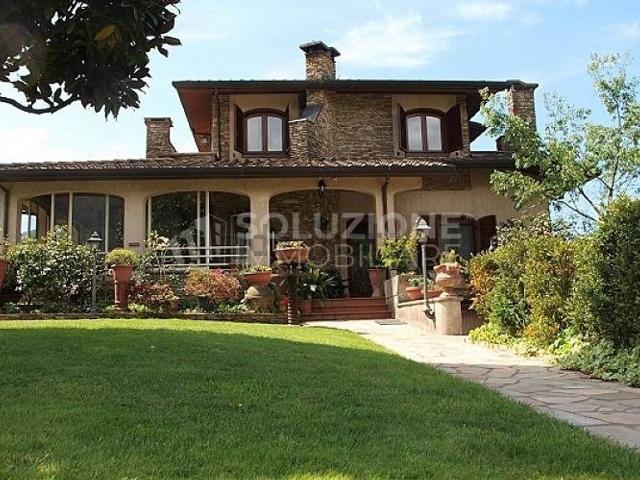 Case e ville in vendita di 302 m² in Via G. Beretta