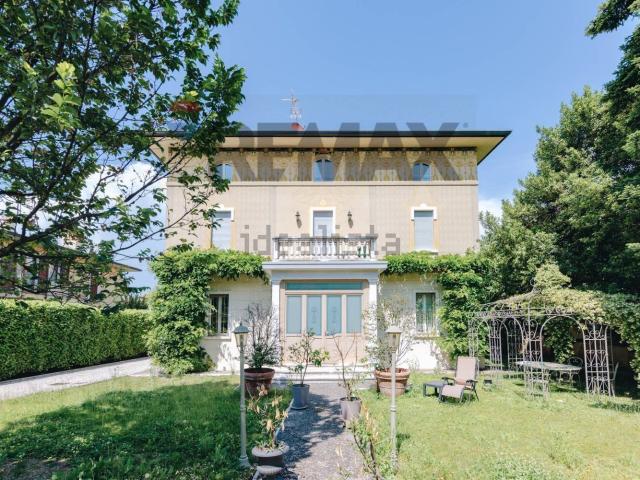 Case e ville in vendita di 302 m² in Via Giacomo Puccini, 1