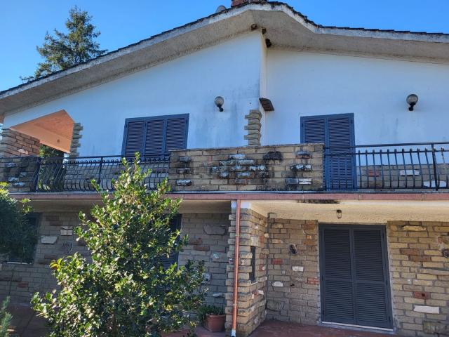 Villetta bifamiliare in vendita di 302 m² in Via della Dodecapoli