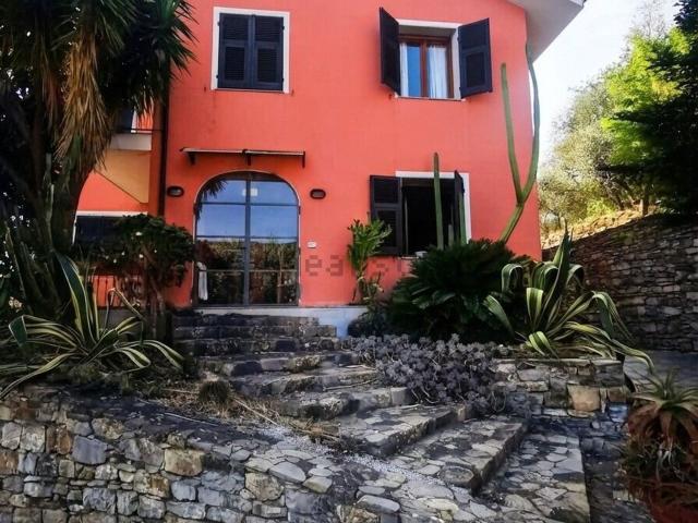Case e ville in vendita di 302 m² in Via Silvio Delbecchi