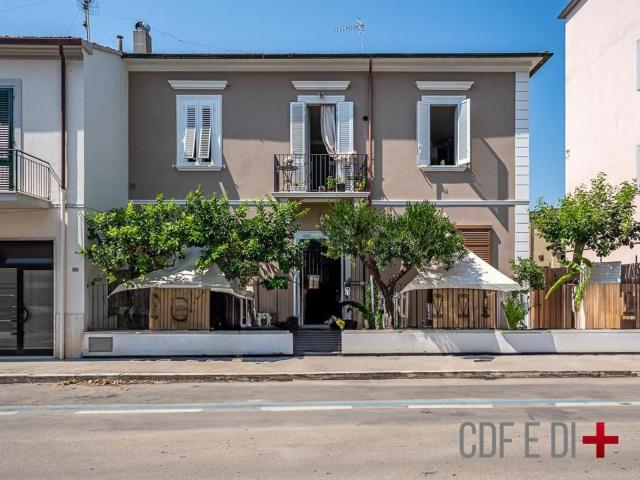 Case e ville in vendita di 302 m² in Via Ugo Foscolo