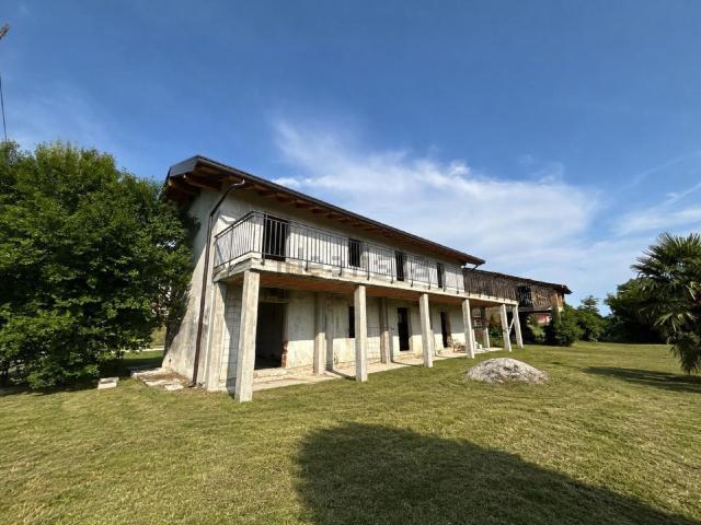 Case e ville in vendita di 303 m²