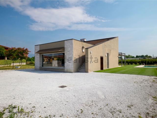 Case e ville in vendita di 303 m²
