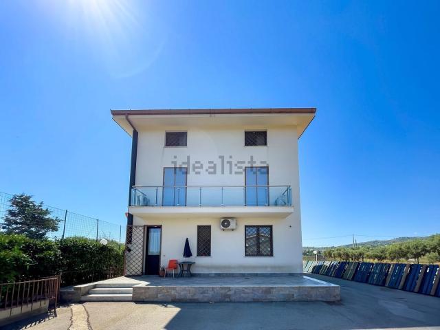 Case e ville in vendita di 303 m² in Via Giovanni Guareschi, 67