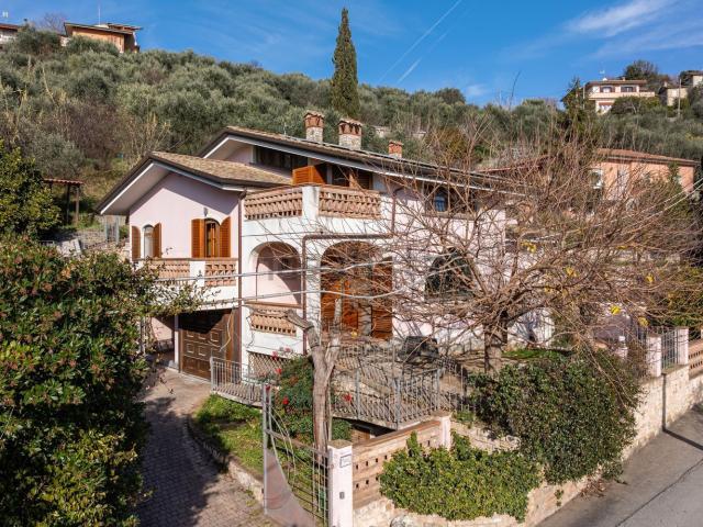 Case e ville in vendita di 303 m² in Via del Colle