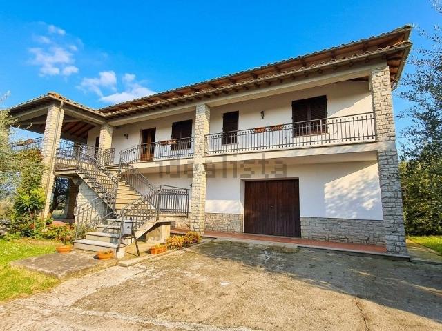 Case e ville in vendita di 303 m² in Via del Poggio, 295