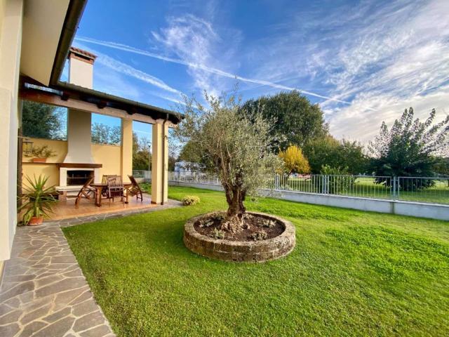 Case e ville in vendita di 303 m² in Via Pesavento