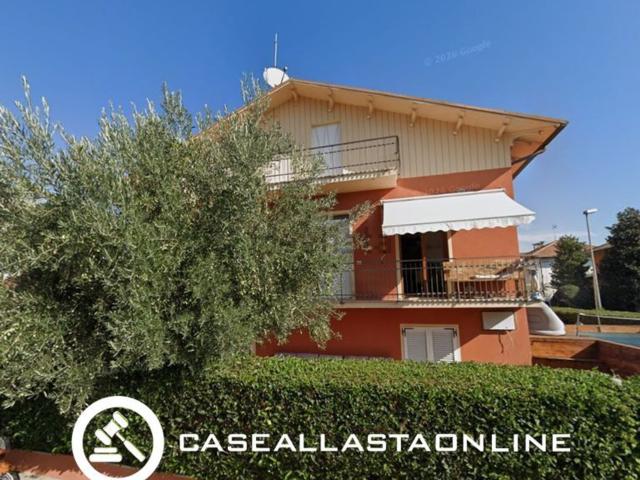 Case e ville in vendita di 303 m² in Via Vittorio Veneto