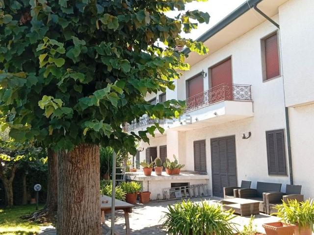 Case e ville in vendita di 304 m²