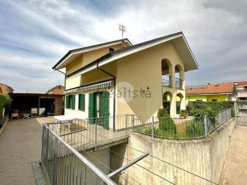 Case e ville in vendita di 304 m² in Via Brugo, 11