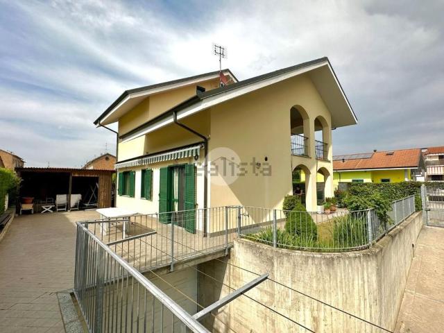 Case e ville in vendita di 304 m² in Via Brugo, 11