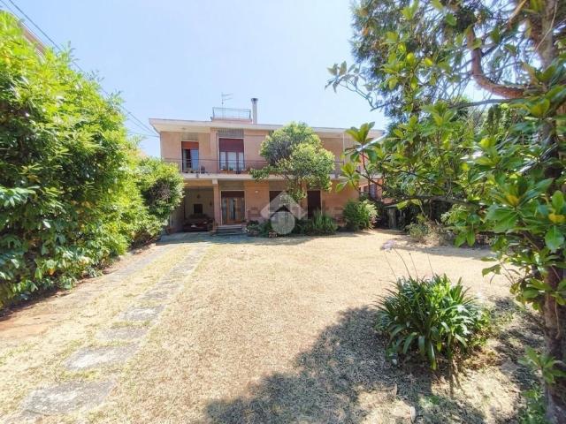 Case e ville in vendita di 304 m² in Via degli Itali