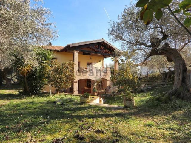 Case e ville in vendita di 304 m² in Via della Cona, 29