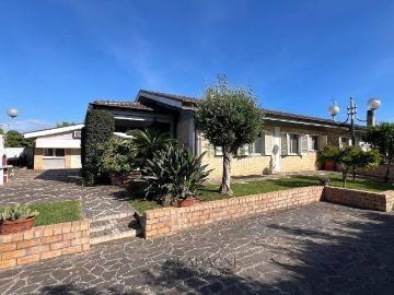 Case e ville in vendita di 304 m² in Via Ottone Rosai