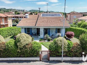 Case e ville in vendita di 304 m² in Via Staffolo, 15