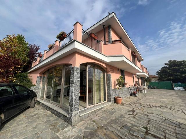 Case e ville in vendita di 305 m² in Via Fratelli Bellettati