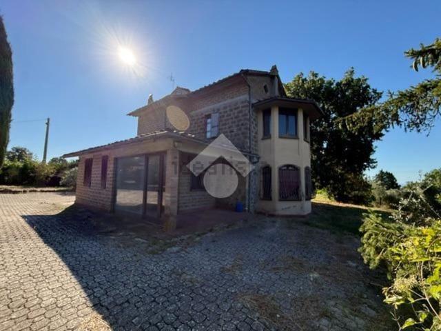 Case e ville in vendita di 305 m² in Via Commenda, 1