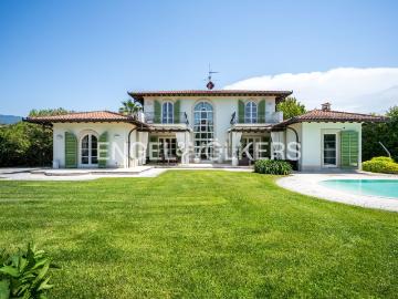 Case e ville in vendita di 305 m² in Via Alessandro Volta