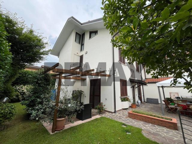 Case e ville in vendita di 305 m² in Via Bernina, 16