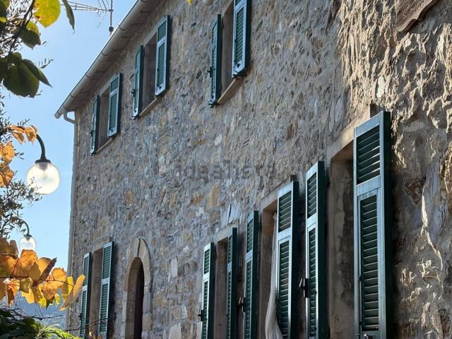Case e ville in vendita di 305 m² in Via dei Caduti