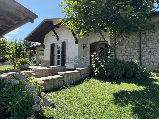 Case e ville in vendita di 305 m² in Via dei Giroli