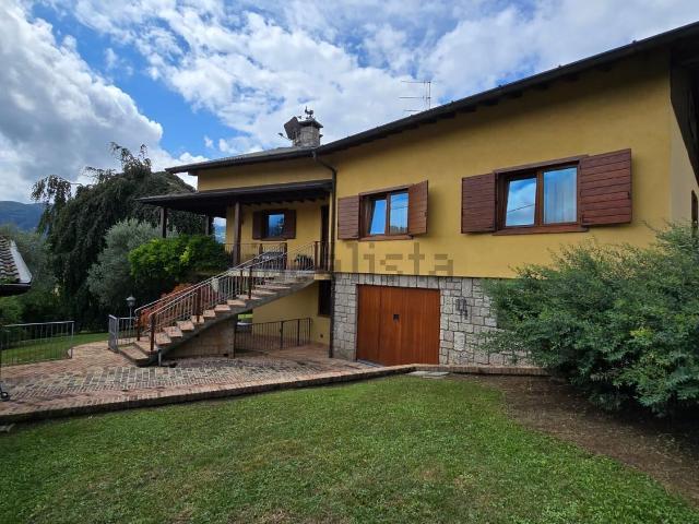 Case e ville in vendita di 305 m² in Via del Lò, 21