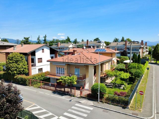Case e ville in vendita di 305 m² in Via Enrico Fermi