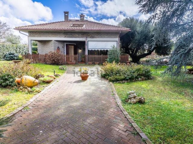 Case e ville in vendita di 305 m² in Via Fabio Filzi, 9