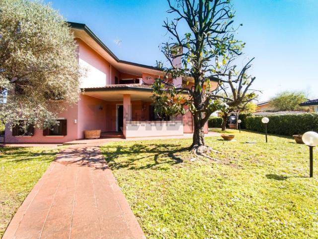 Case e ville in vendita di 305 m² in Via J. Maritain, 2