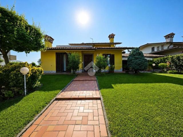 Case e ville in vendita di 305 m² in Via Monsignor Bosetti